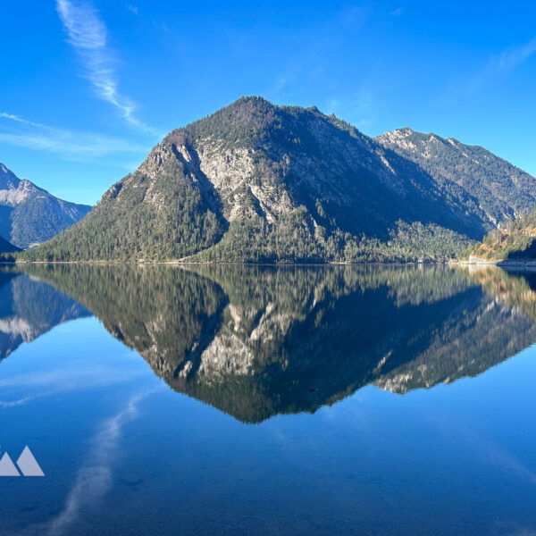 Auf halber Strecke entlang des Plansees eröffnet sich dieser Blick auf einer Lichtung. Foto: David Kurz