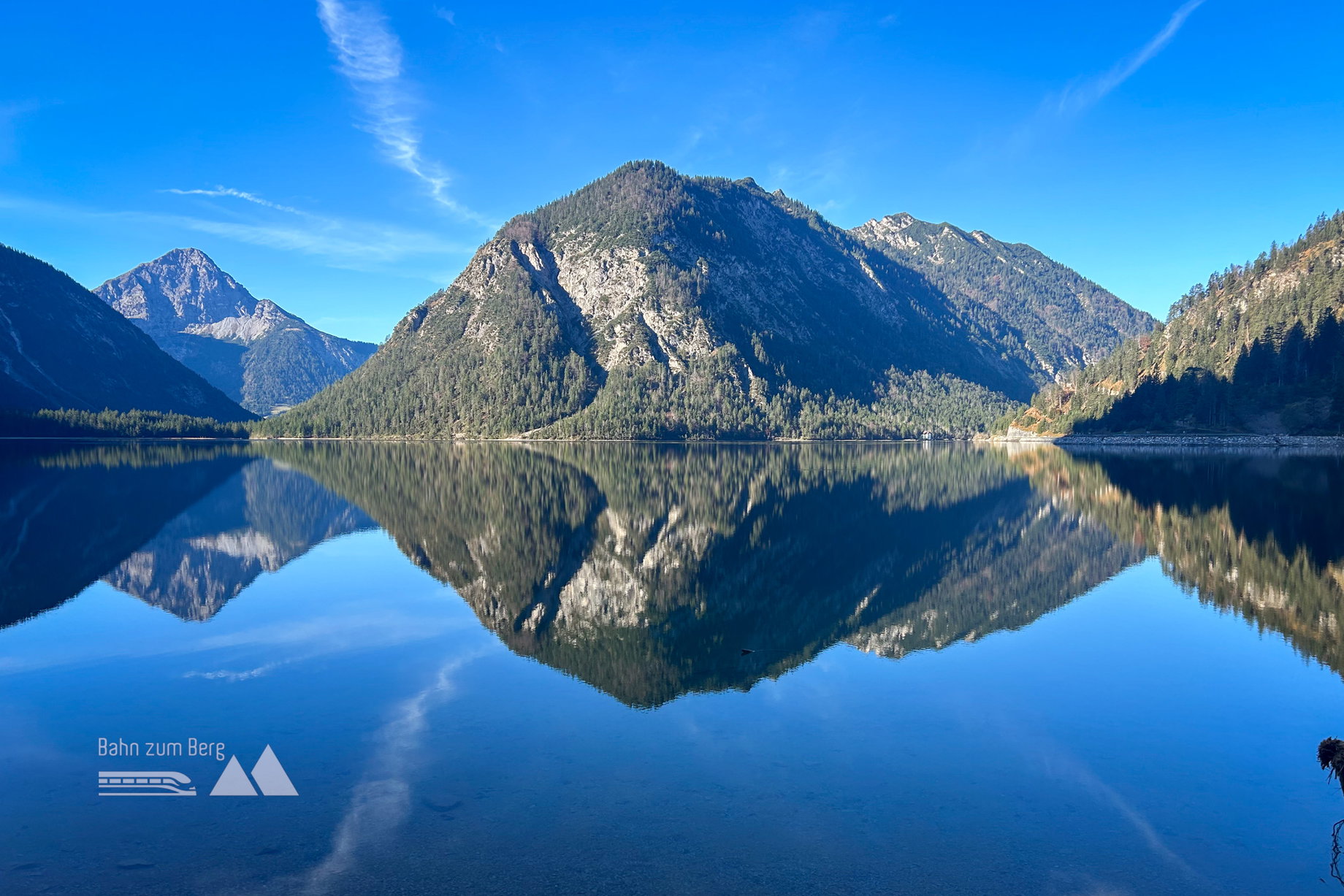 Auf halber Strecke entlang des Plansees eröffnet sich dieser Blick auf einer Lichtung. Foto: David Kurz