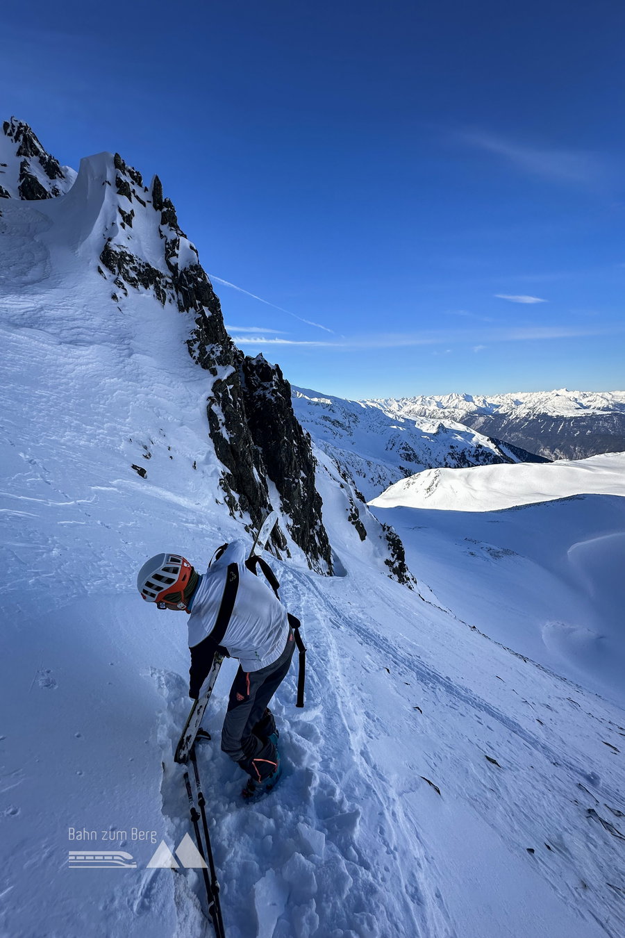 Wegen Schneearmut am Kreuzjoch kurz zu Fuß stapfen. Foto: Alice Anders