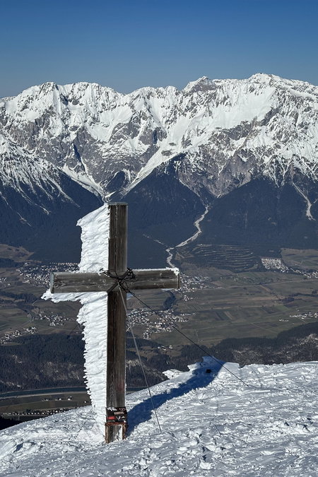 Der letzte Hang vor dem Gipfel des Pirchhkogels mit Blick nach Osten, Gipfelkreuz des Pirchkogel mit Blick ins Inntal, aufs Mieminger Plateau und aufs Wettersteingebirge im Hintergrund. Fotos: David Kurz