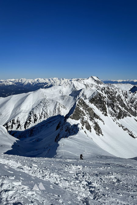 Der letzte Hang vor dem Gipfel des Pirchhkogels mit Blick nach Osten, Gipfelkreuz des Pirchkogel mit Blick ins Inntal, aufs Mieminger Plateau und aufs Wettersteingebirge im Hintergrund. Fotos: David Kurz