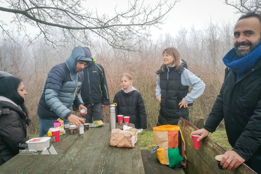 Kurze Winterwanderpause. Foto: Sarah Pallauf