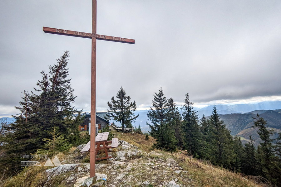 Gipfelkreuz mit Türnitzer Hütte und Jausenplatz. Foto: Peter, POW AT