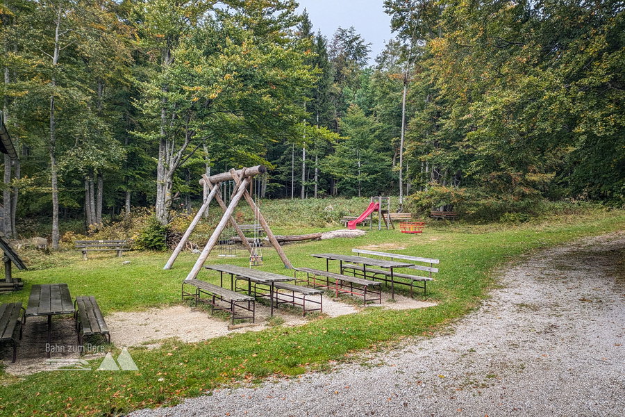 Zdarsky Hütte mit Terrasse und Kinderspielplatz. Foto: Peter, POW AT