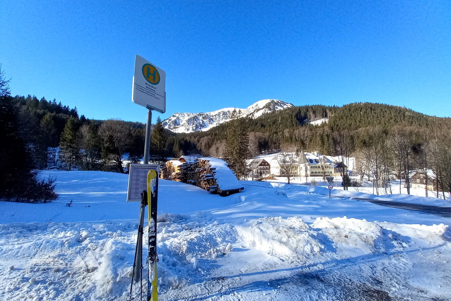 Haltestelle beim Brandhof mit Blick zum Tourenziel. Foto: Martina Friesenbichler