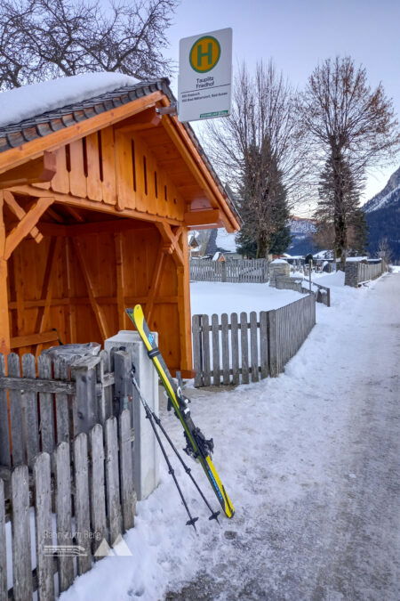 Ausstieg an der Haltestelle Tauplitz Friedhof (in der Wintersaison wird die Haltestelle im Ortszentrum nicht bedient); Der Bus mit Skiträger sorgt für eine entspannte Anreise. Foto: Martina Friesenbichler
