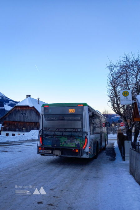 Ausstieg an der Haltestelle Tauplitz Friedhof (in der Wintersaison wird die Haltestelle im Ortszentrum nicht bedient); Der Bus mit Skiträger sorgt für eine entspannte Anreise. Foto: Martina Friesenbichler