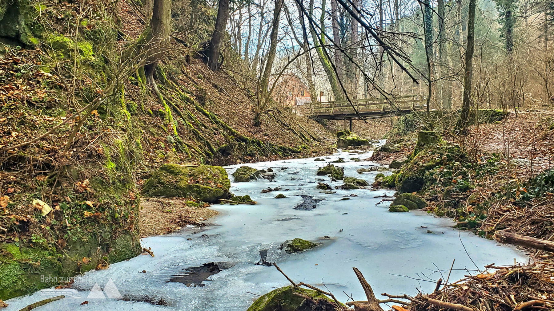 Am Anfang der Johannesbachklamm. Der Weg ist eisig und rutschig und der Johannesbach ist oberflächlich gefroren. Foto: Linda Prähauser