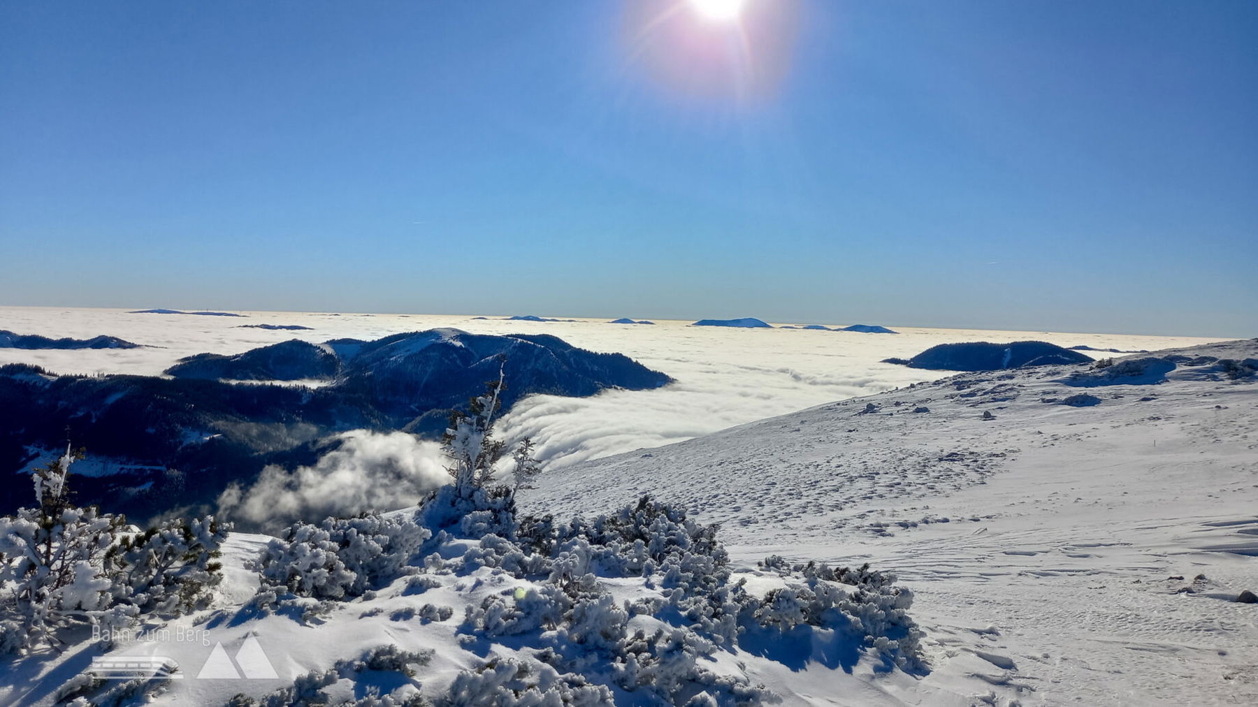 Nur die höchsten Gipfel ragen aus dem Nebelmeer heraus. Foto: Martina Friesenbichler