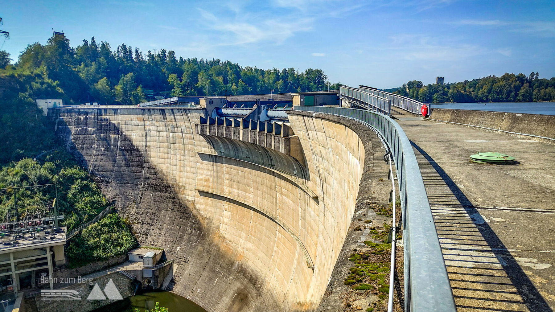 Staumauer und Pumpspeicherkraftwerk Ottenstein. Fotos: Simon Widy