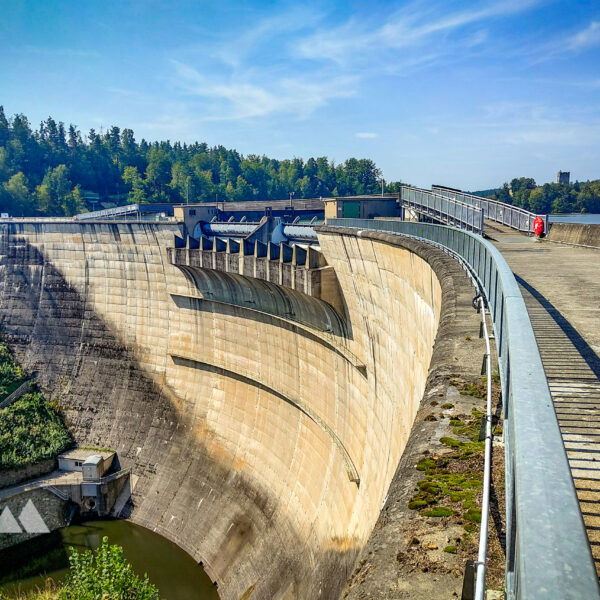 Staumauer und Pumpspeicherkraftwerk Ottenstein. Fotos: Simon Widy