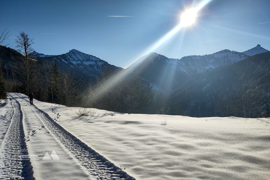 Sonnenweg – im Panorama von links: Gruberhorn und Regenspitz bis Schmittenstein. Foto: Karl Plohovich