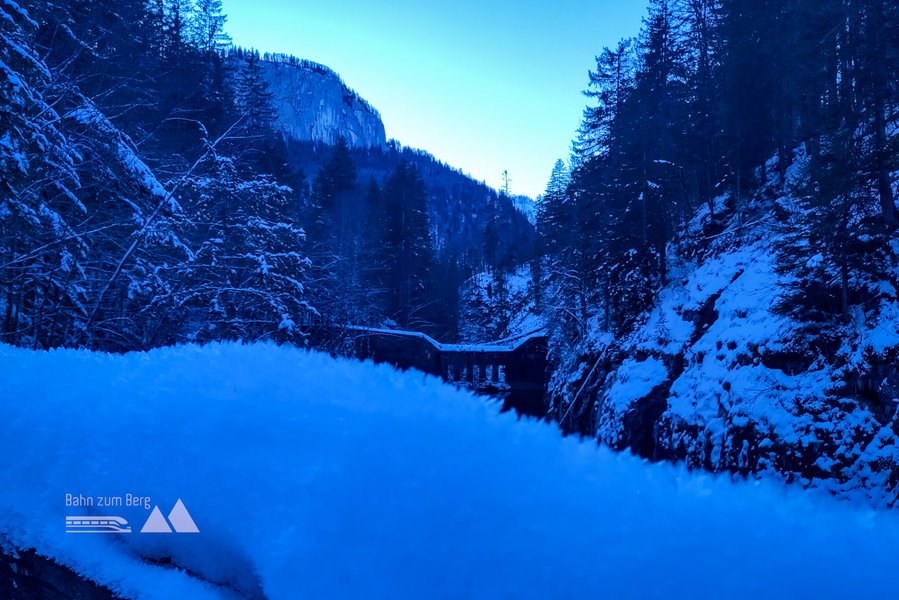 Brücke über den Schafbach nahe Aschau – eisiger Raureif am Geländer. Foto: Karl Plohovich
