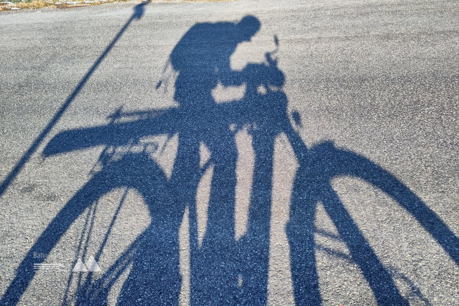 Noch ist die Straße trocken – im flachen Sonnenlicht. Foto: Karl Plohovich