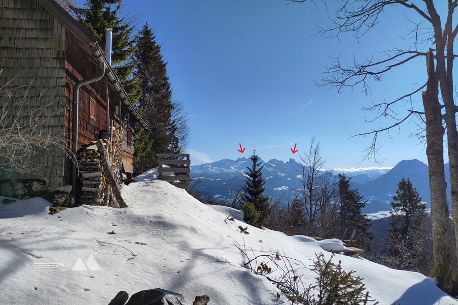 Die Alpbichl–Jagdhütte – hinten Dachstein mit Bischofsmütze. Foto: Karl Plohovich