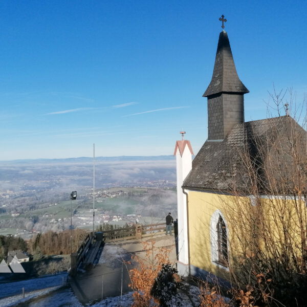 Laurenzikapelle mit Blick über Steyr. Foto: Sarah Pallauf
