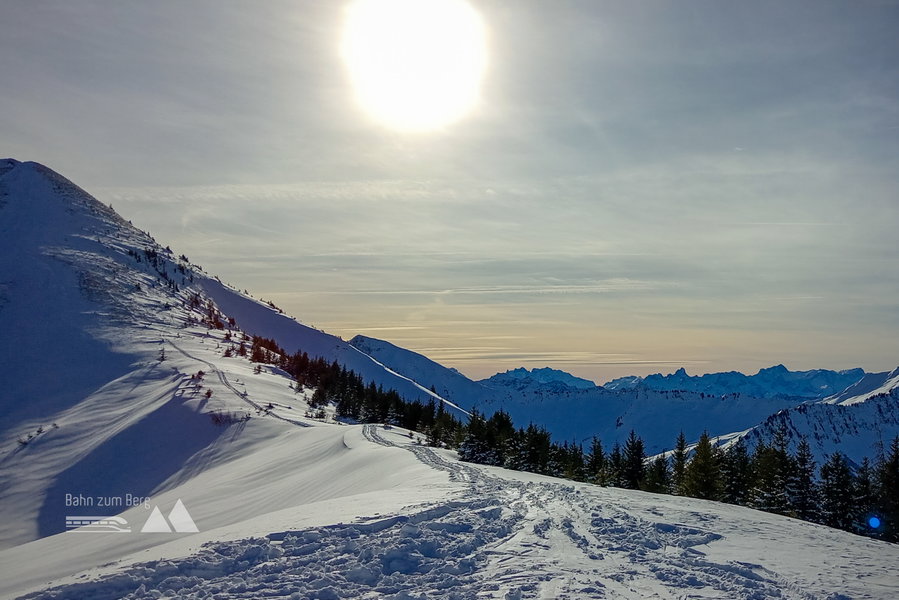 Links im Bild der abgeblasene Hang vom Annalper Joch, mittig (klein) die Zimba und Schesaplana. Foto: Norman und Lisa