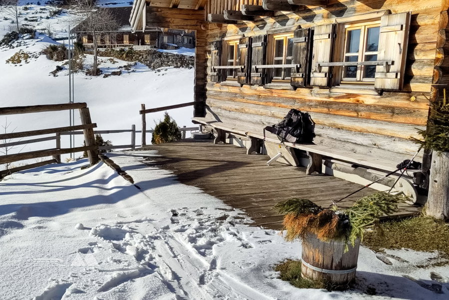 Tenneralm – im Holzschuppen nebenan ist der Kühlschrank mit Bier und Säften gefüllt! Foto: Karl Plohovich