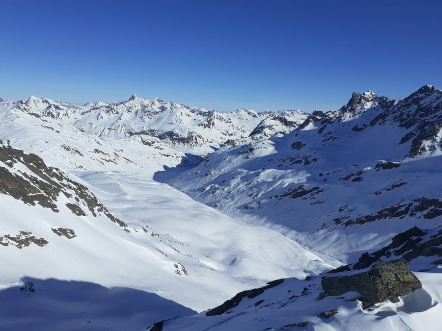… und nach Norden ins Ochsental, rechts der „doppelgipfelige“ Patteriol, im linken Drittel die markante Pflunspitze, rechts davon der Kaltenberg. Foto: Manfred Hinteregger
