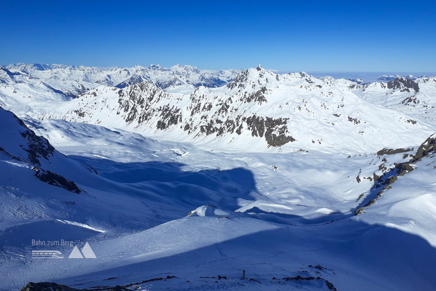 Blick vom „Grünen Grat“ (2.741 Meter) Richtung Westen, die markante Spitze rechts der Bildmitte ist der Valschavieler Maderer, links davon im Hintergrund der Rätikon. Foto: Manfred Hinteregger