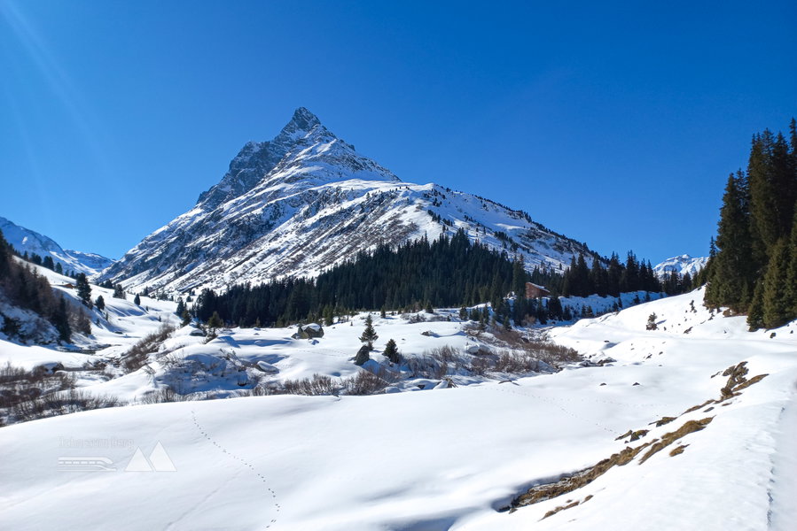 Der mächtige Patteriol, rechts davor am Waldrand die Konstanzer Hütte. Foto: Manfred Hinteregger