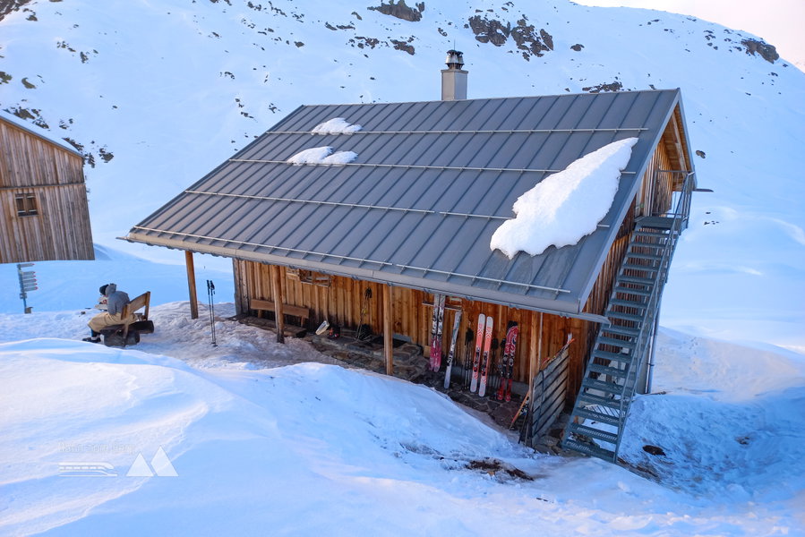 Die Winterhütte von außen, links hinten ihre große Schwester. Foto: Manfred Hinteregger