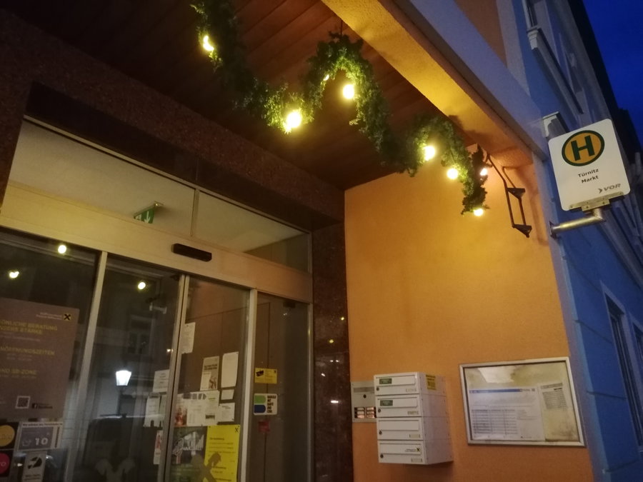 Weihnachtlich und ein warmer Warteraum. Foto: Sarah Pallauf