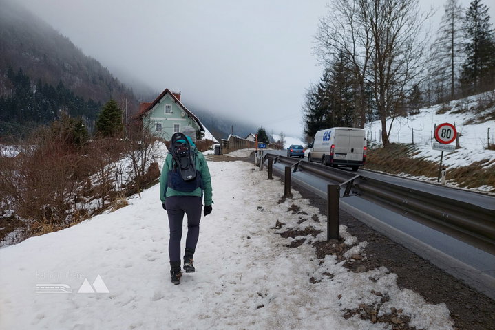 Begleitweg neben der Straße; Beginn Wanderweg, Beginn Grödelpflicht ;) Fotos: Alice Frischherz