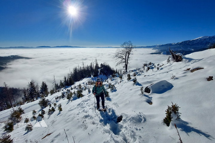 Ordentlich viel Schnee auf den letzten Metern des Klammkogels; Gipfelkreuz Klammkogel mit Fahnenköpfl (Grete-Klinger-Steig) im Hintergrund; Obligatorisches Gipfelstürmerinnenfoto. Fotos: Alice Frischherz, Johanna Frischherz