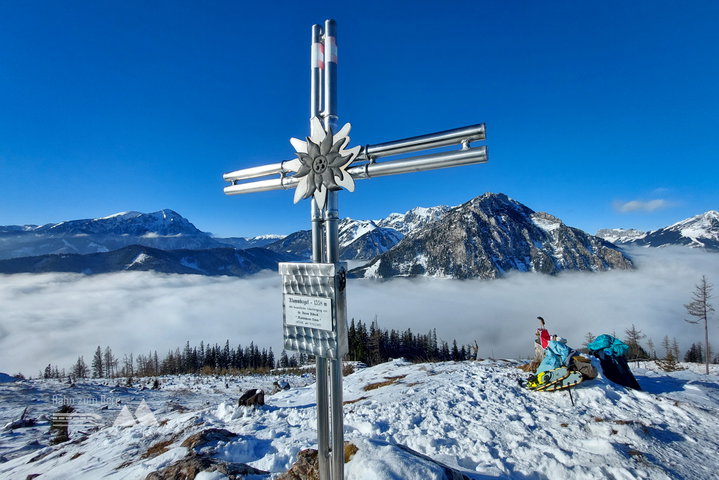 Ordentlich viel Schnee auf den letzten Metern des Klammkogels; Gipfelkreuz Klammkogel mit Fahnenköpfl (Grete-Klinger-Steig) im Hintergrund; Obligatorisches Gipfelstürmerinnenfoto. Fotos: Alice Frischherz, Johanna Frischherz