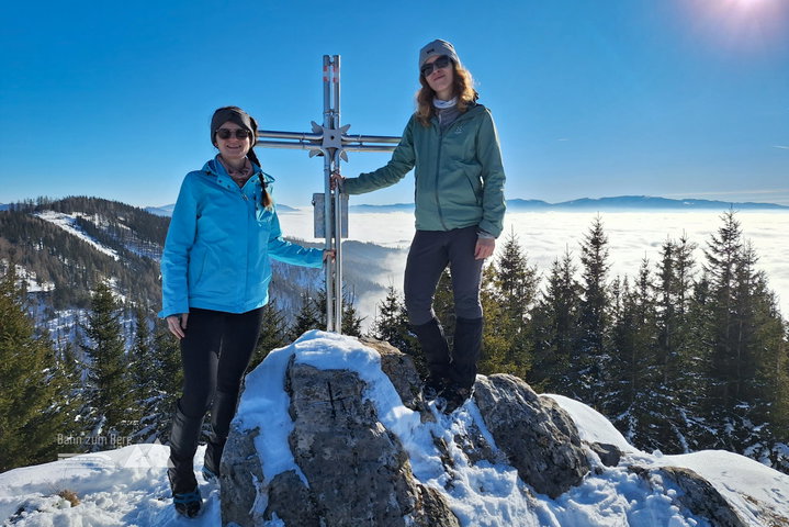 Ordentlich viel Schnee auf den letzten Metern des Klammkogels; Gipfelkreuz Klammkogel mit Fahnenköpfl (Grete-Klinger-Steig) im Hintergrund; Obligatorisches Gipfelstürmerinnenfoto. Fotos: Alice Frischherz, Johanna Frischherz