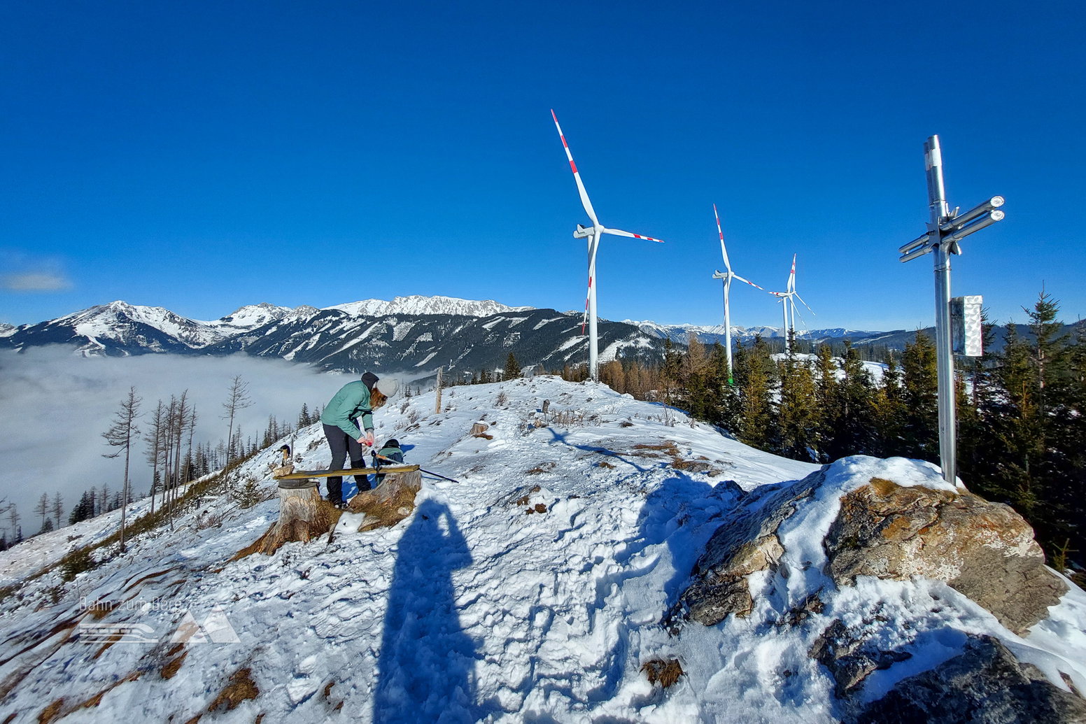 Blick zu den Windrädern vom Gipfel; Blick zurück vom Windpark aus. Fotos: Alice Frischherz
