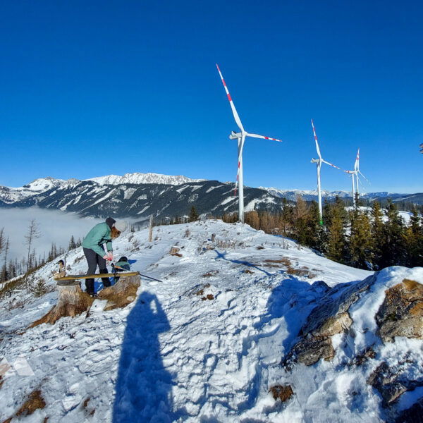 Blick zu den Windrädern vom Gipfel; Blick zurück vom Windpark aus. Fotos: Alice Frischherz