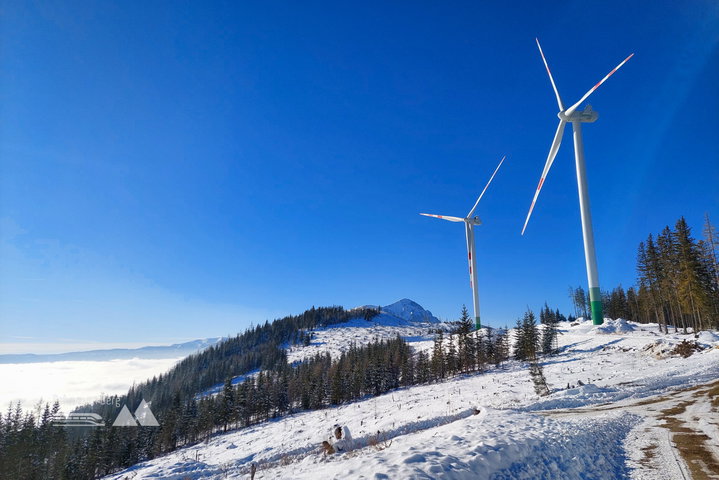Blick zu den Windrädern vom Gipfel; Blick zurück vom Windpark aus. Fotos: Alice Frischherz