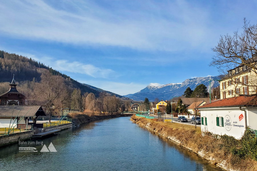 Die ersten Meter der Tour führen durch den Ort Payerbach und über die Schwarza. Foto: Linda Prähauser