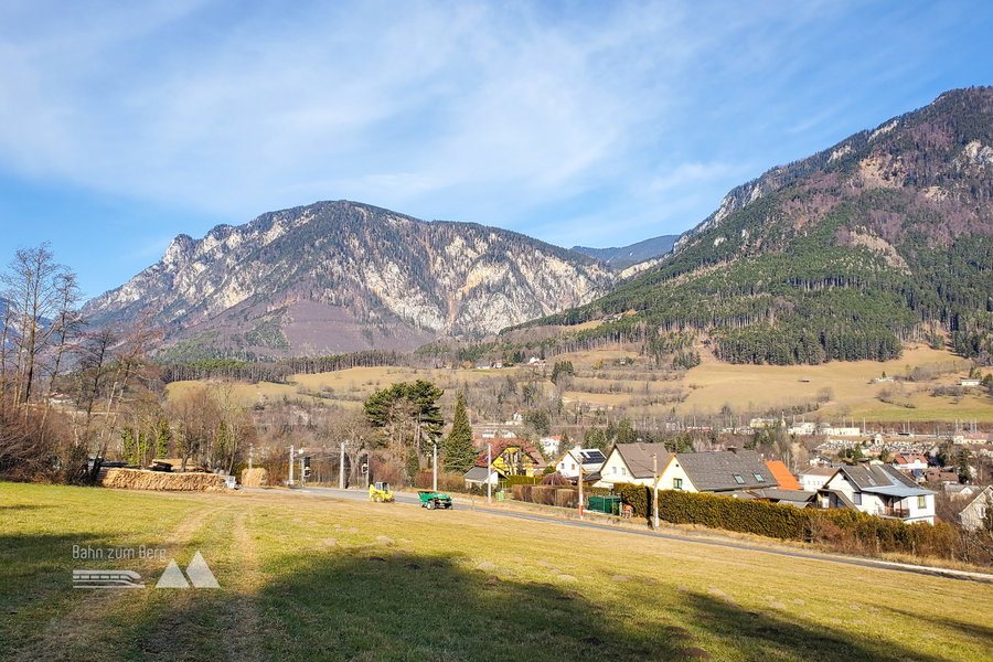 Ein Blick zurück auf den Ort Payerbach vom Feld, welches wir durchqueren. Foto: Linda Prähauser