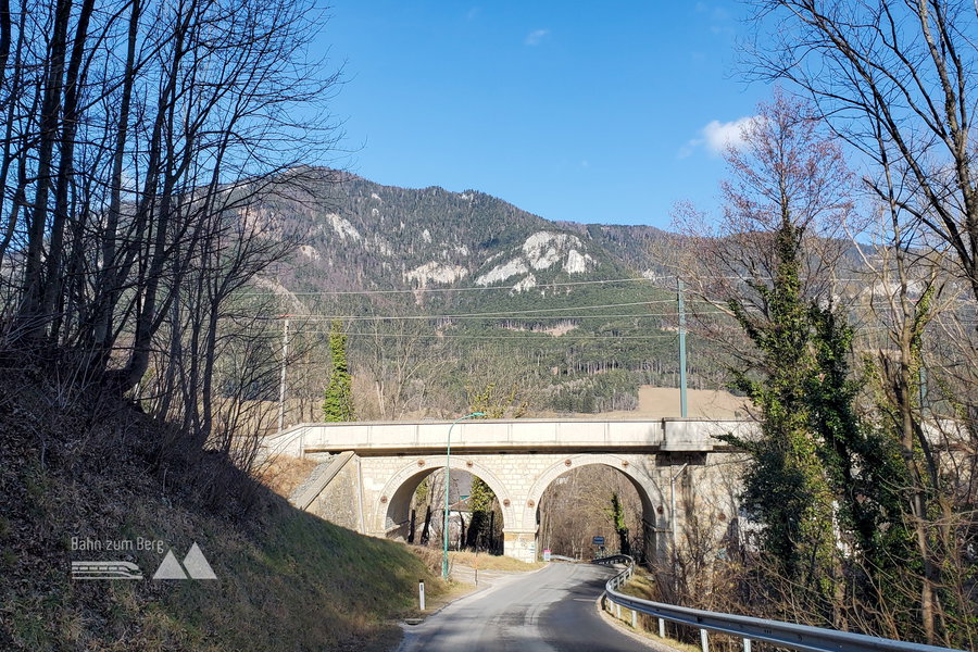 Ein Blick auf das Aquädukt, wo sich unser Rundwanderweg schließt und wir wieder im Ort Payerbach ankommen. Foto: Linda Prähauser