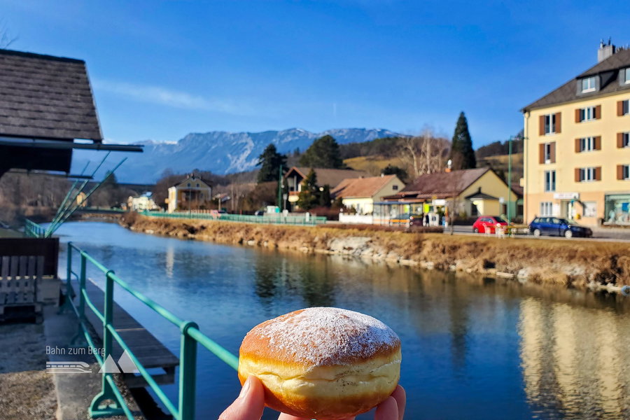 Ein Krapfen mit Ausblick im Park von Payerbach, bevor es wieder zurück nach Wien geht. Foto: Linda Prähauser