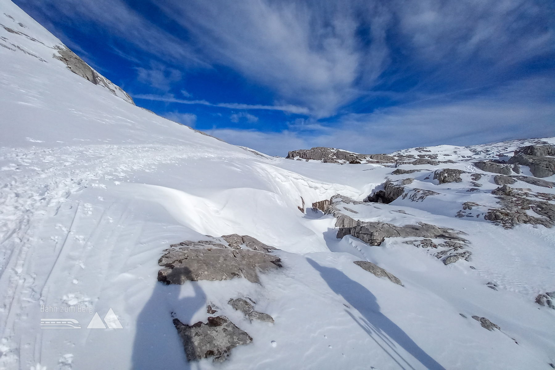 Zahlreiche Dolinen entlang der Aufstiegsspur. Foto: Martina Friesenbichler