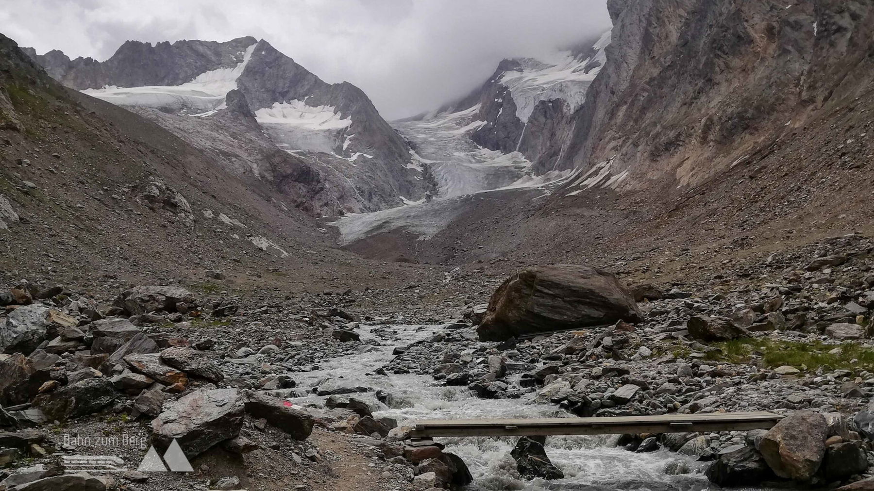 Die zweite Holzbrücke auf etwa 2.450 Metern (nur für Alternativweg), das Gletschervorfeld und der Gaisbergferner im Hintergrund. Für den Hinweg zur Gletscherzunge bleiben wir auf der linken Seite. Foto: Niklas Richter