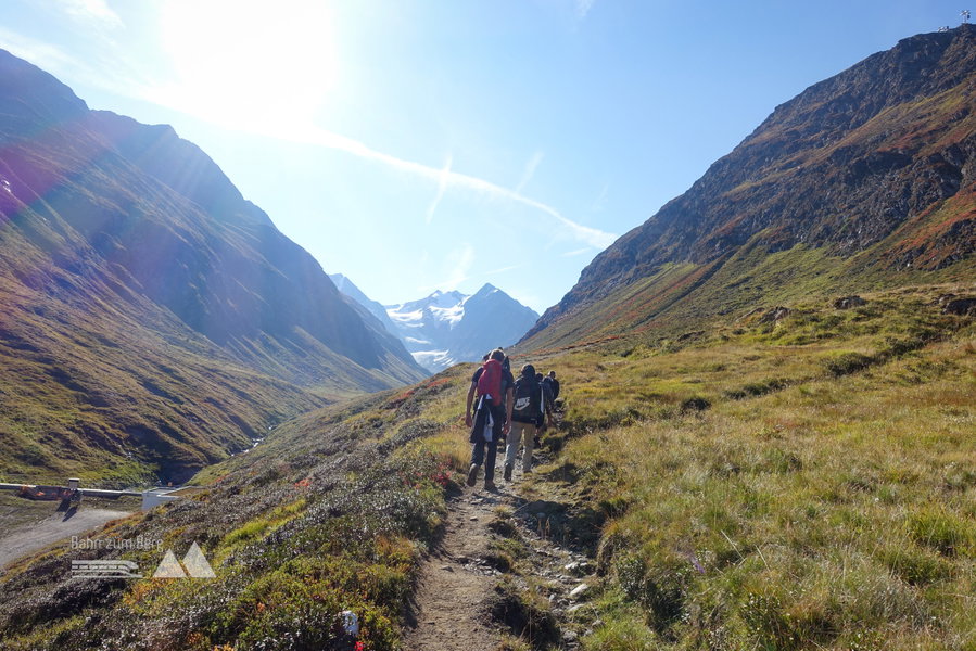 Kurz nach Verlassen des Forstweges, erblicken wir auf etwa 2.200 Metern zum ersten Mal unser heutiges Ziel, das Gaisbergtal und den Gaisbergferner. Foto: Lilian Schuster