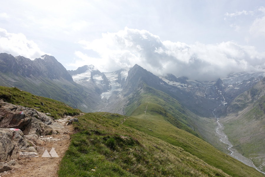 Auf der Hohen Mut, die man über den Alternativweg erreicht. Links das Gaisbergtal und der Gaisbergferner, von dem wir gekommen sind, und rechts das Rotmoostal, in welches man absteigen kann. Foto: Lilian Schuster