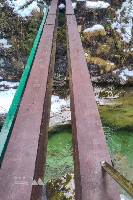 Die „Brücke“ und der Forstweg - orogr. re. Talseite; ohne „Brücke“ bleibt man auf der li. Seite. Fotos: Karl Plohovich