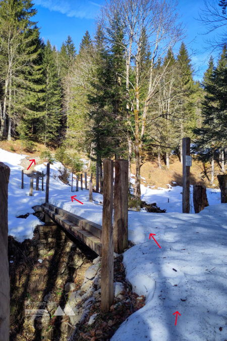 Tiefblick ohne Geländer – bei mehr Schnee und Frost eventuell eine richtige Eistour. Foto: Karl Plohovich