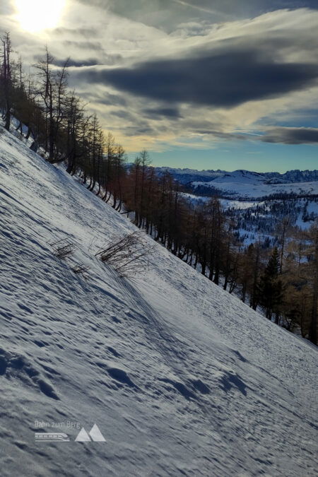 Besser wären Skier oder Steigeisen – „Frontzackentechnik“ mit Schneeschuhen tut es aber auch. Fotos: Karl Plohovich