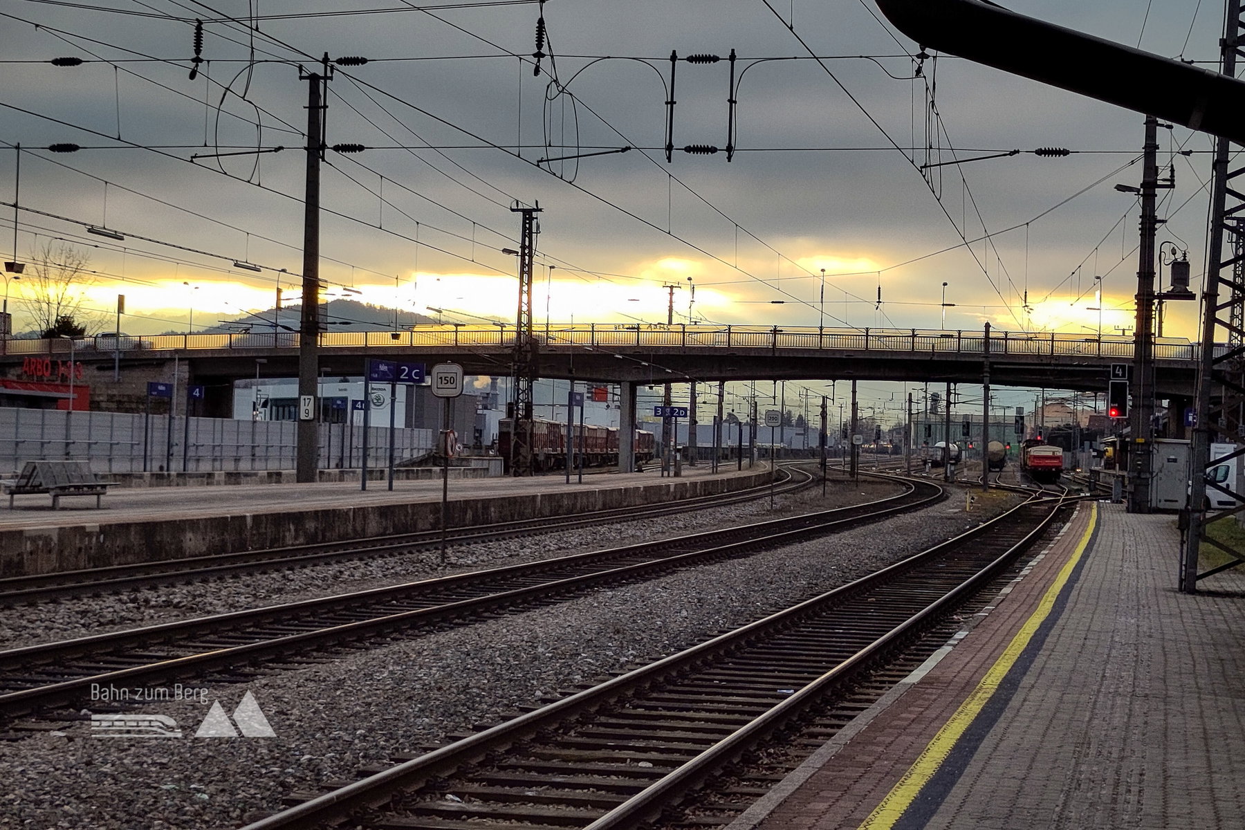 Bahnhof Hallein – zehn Minuten Zeit zum Umsteigen in den Bus. Foto: Karl Plohovich