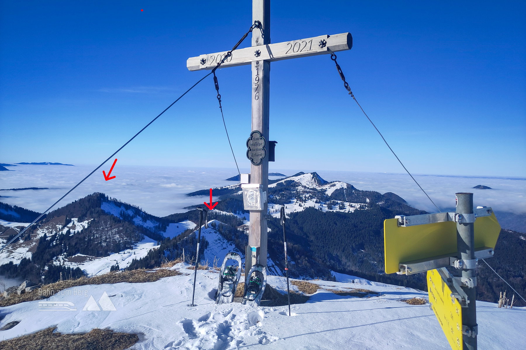 Das freundliche Regenspitz-Gipfelkreuz mit Sattelköpfel und Bergköpfel; re. Wieserhörndl. Foto: Karl Plohovich
