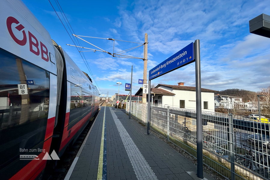 Am Bahnhof Leobendorf nach rechts in die Hauptstraße abbiegen. Foto Veronika Schöll