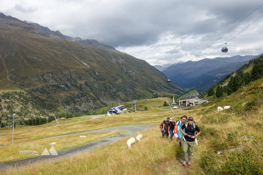 Die ersten Höhenmeter Aufstieg erreichen wir über Forstwege und Skipisten. Der Startpunkt, Obergurgl, im Hintergrund. Foto: Lilian Schuster