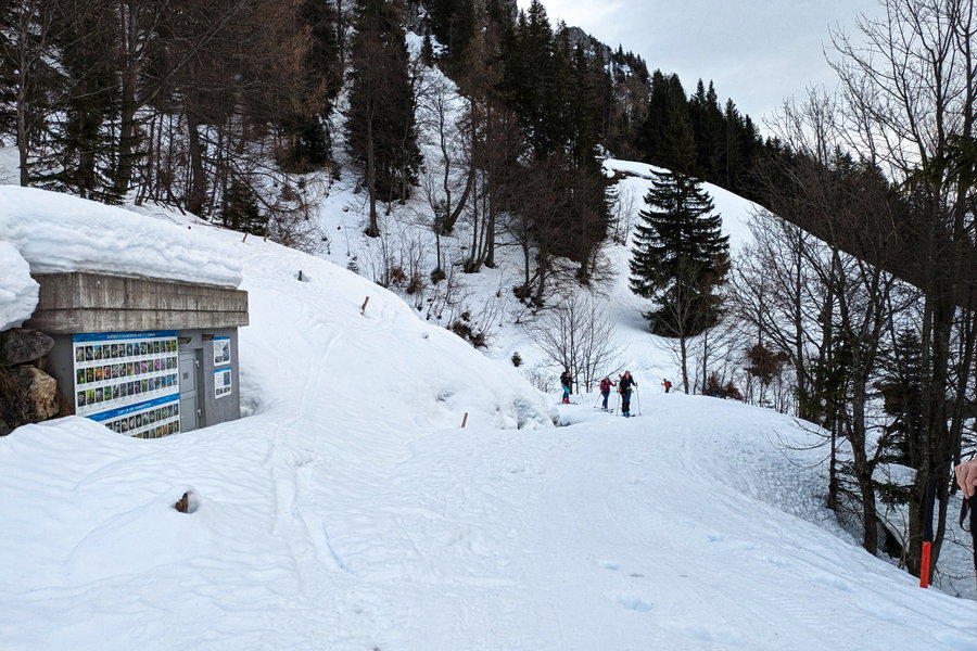 An dieser Stelle machen wir eine kurze Trinkpause und zweigen danach rechts von der Straße ab. Foto: Anna, POW AT